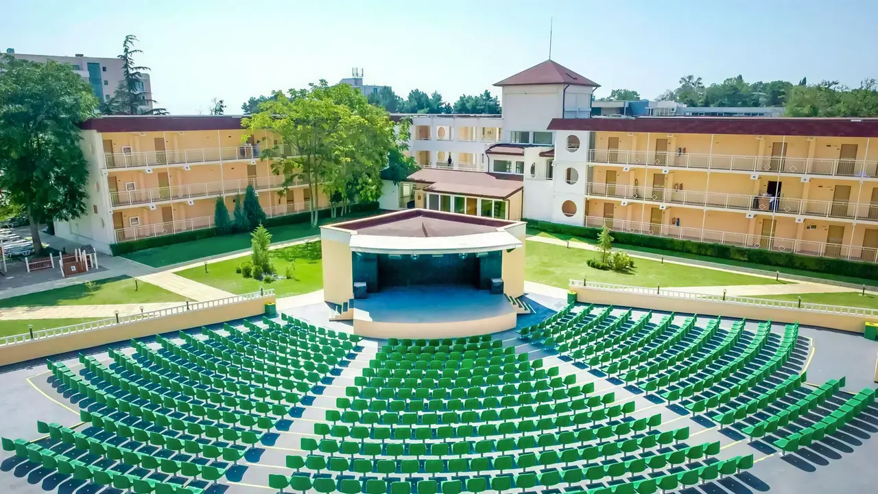 Amfiteatr i scena w hotelu DIT Evrika Beach Club