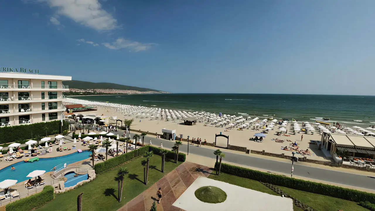 Widok na kompleks DIT Evrika Beach Club z basenem i plażą