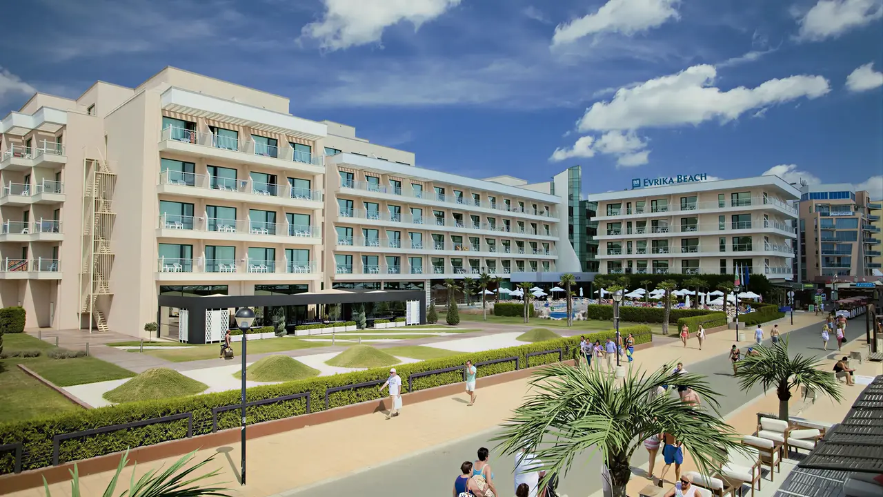 Elewacja i otoczenie budynku DIT Evrika Beach Club