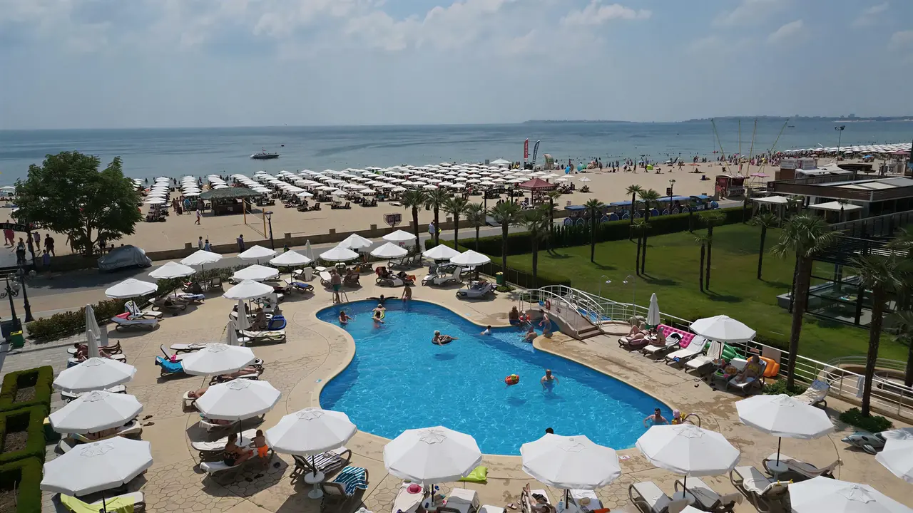 Widok na kompleks DIT Evrika Beach Club z basenem i plażą