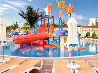 Zjeżdżalnie wodne i basen w DIT Evrika Beach Club