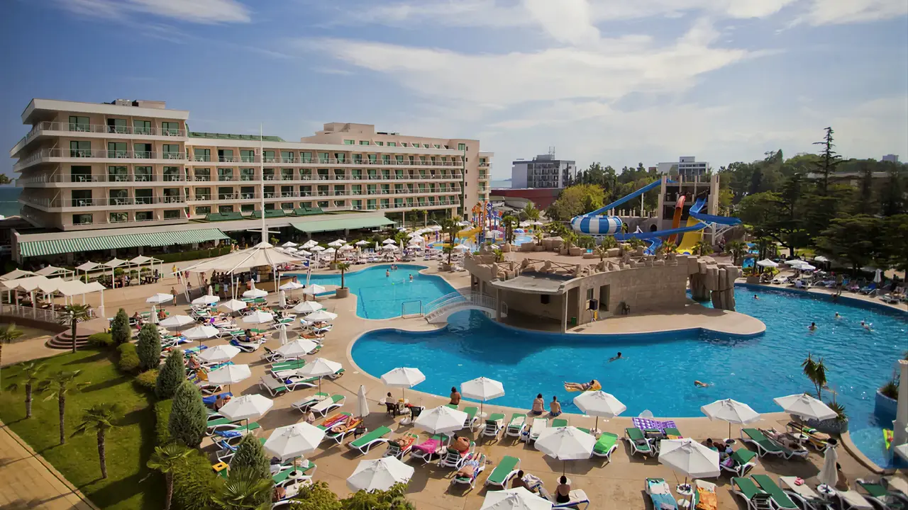 Widok na kompleks basenowy w DIT Evrika Beach Club