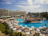 Widok na kompleks basenowy w DIT Evrika Beach Club
