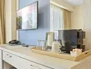 Kącik kawowy w pokoju gościnnym DIT Evrika Beach Club