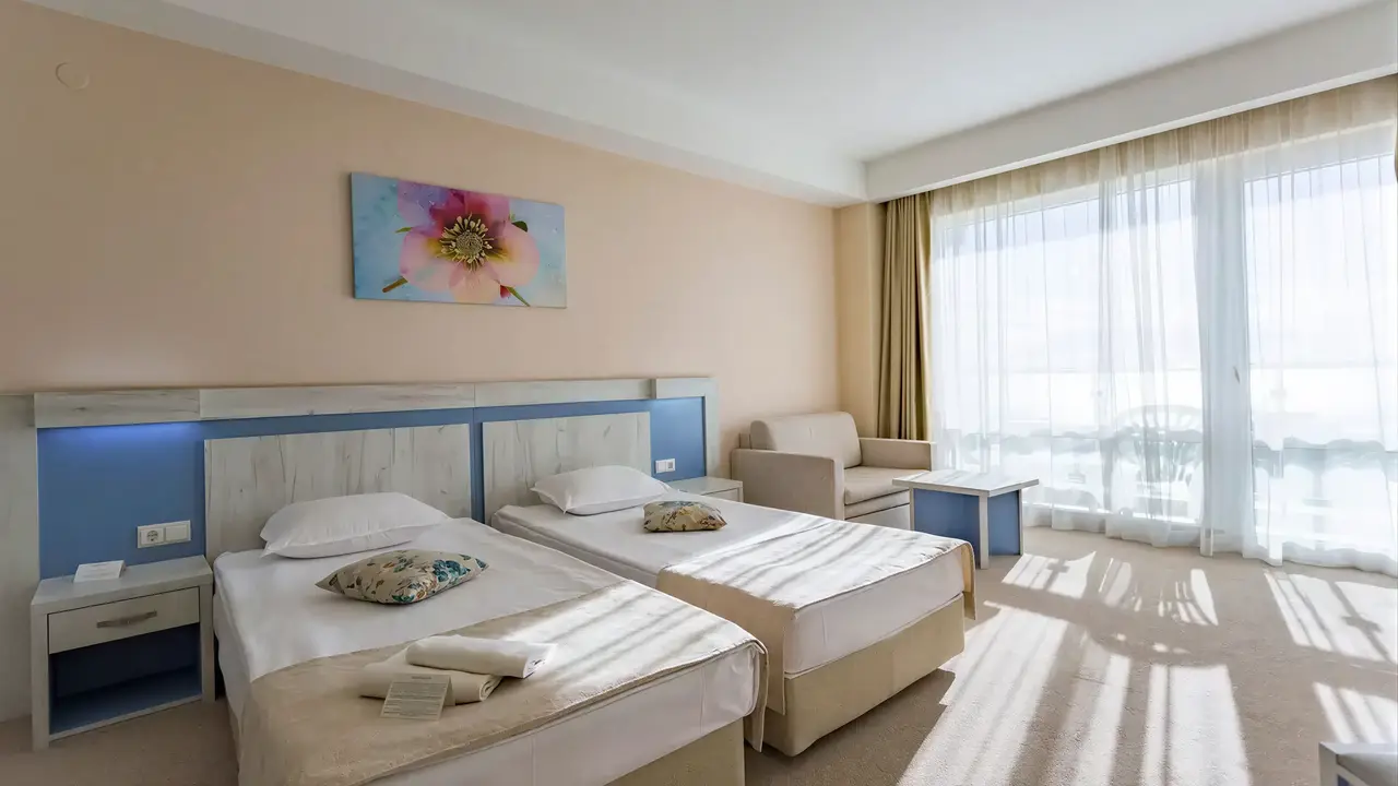 Pokój z dwoma łóżkami w DIT Evrika Beach Club