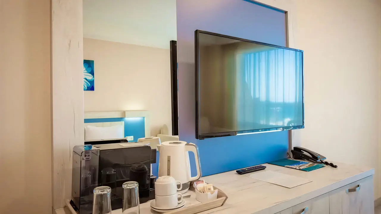 Kącik kawowy i telewizor w DIT Evrika Beach Club