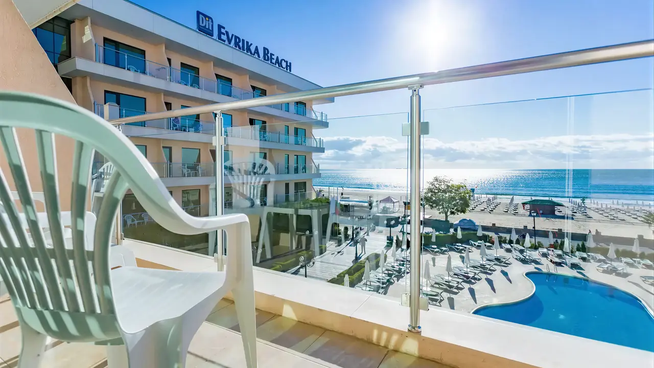 Balkon z widokiem na DIT Evrika Beach Club i basen