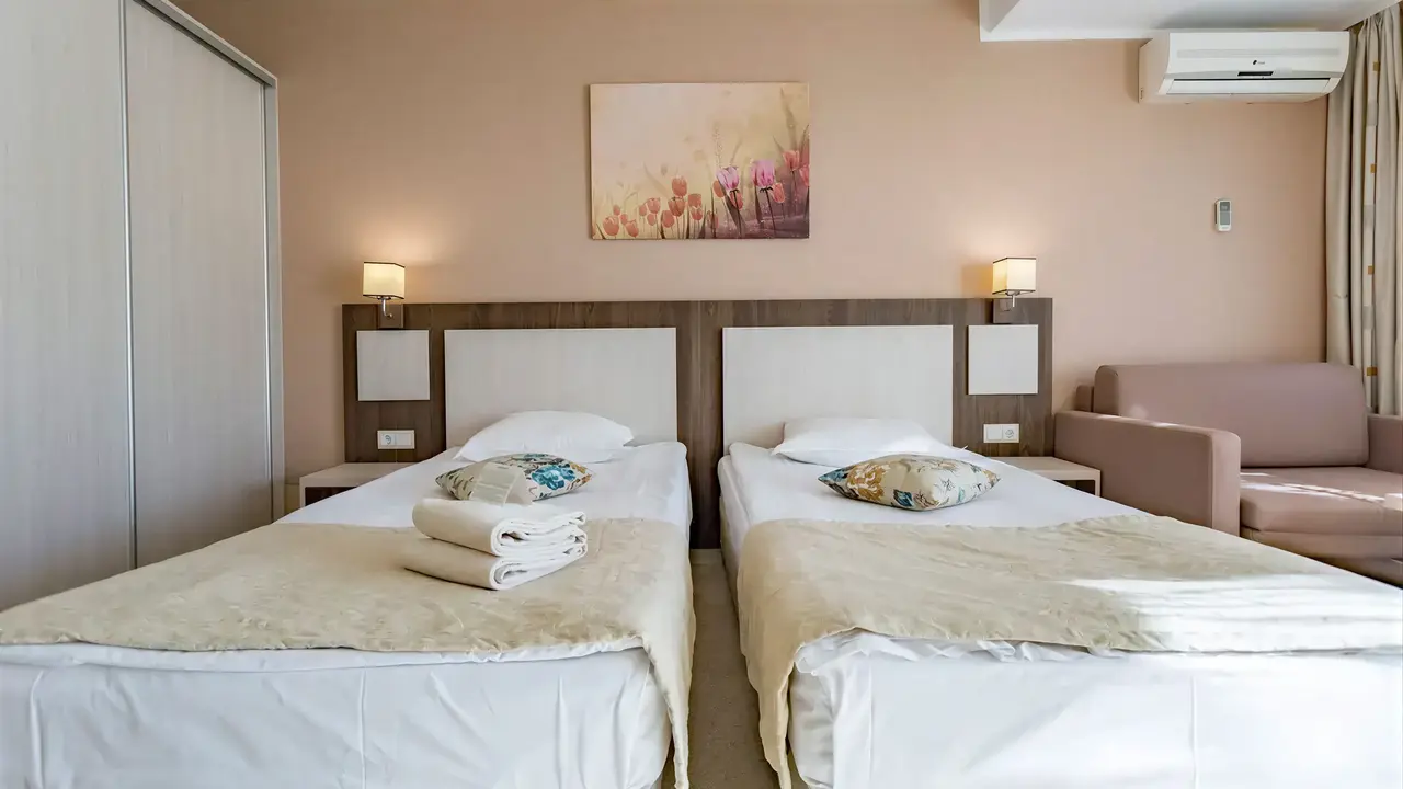 Pokój z dwoma łóżkami w DIT Evrika Beach Club