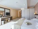 Wnętrze pokoju z łóżkami w DIT Evrika Beach Club