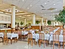 Restauracja z nakrytymi stołami w DIT Evrika Beach Club
