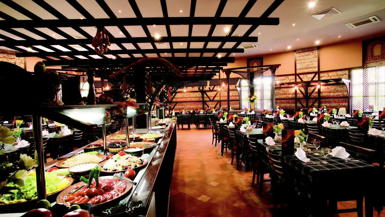 Bufet i stoliki w restauracji DIT Evrika Beach Club
