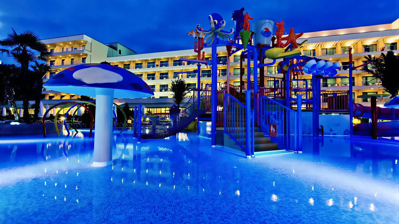 Wodny plac zabaw dla dzieci w DIT Evrika Beach Club