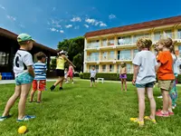 Dzieci bawiące się na trawniku w DIT Evrika Beach Club