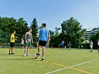 Mężczyźni grają w piłkę w DIT Evrika Beach Club
