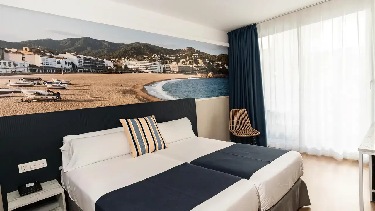 Pokój z łóżkiem w hotelu Don Juan Tossa