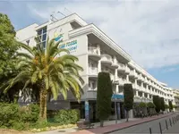 Elewacja budynku Don Juan Tossa z palmami