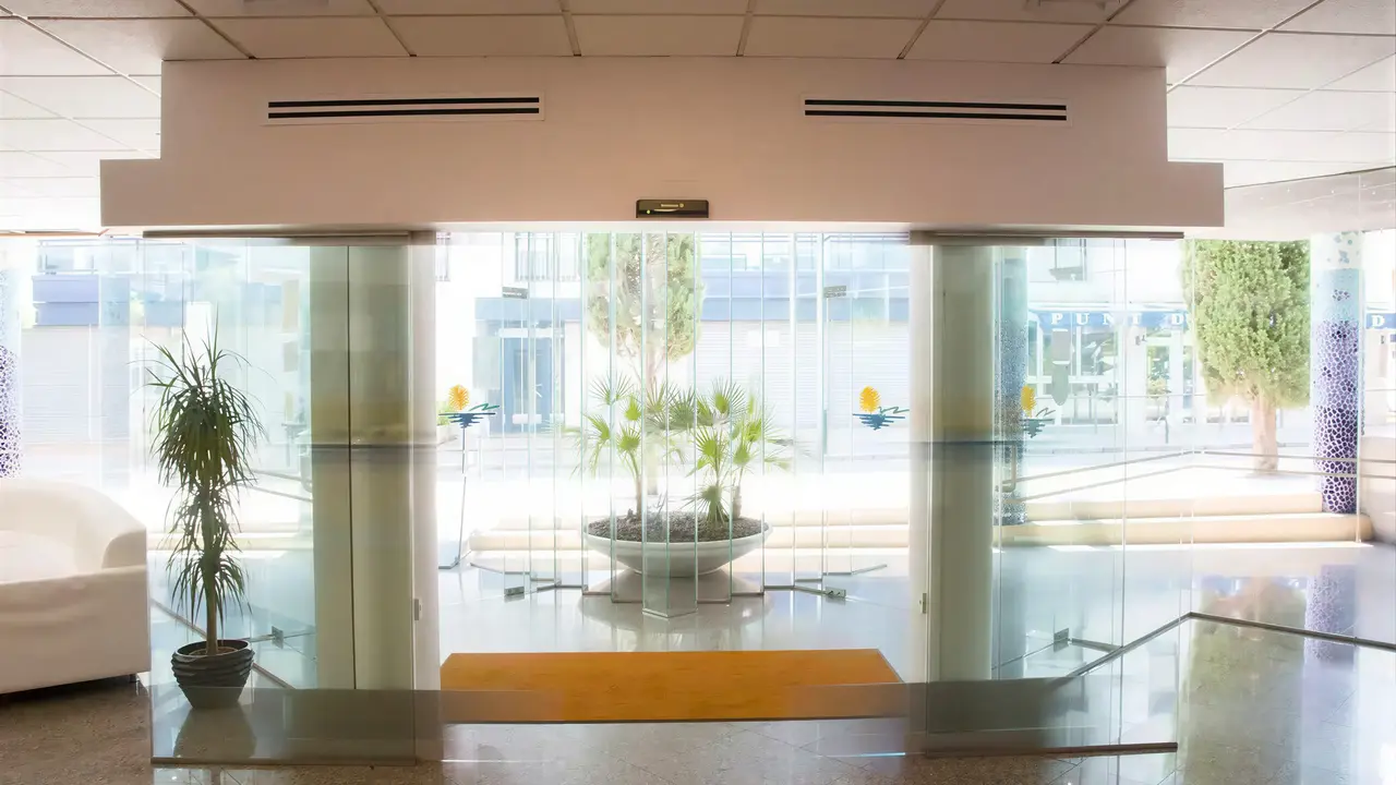 Jasne i przestronne lobby w Don Juan Tossa