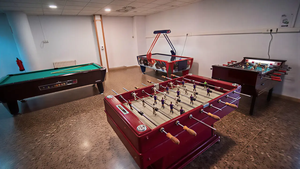 Sala gier w Don Juan Tossa z bilardem i piłkarzykami