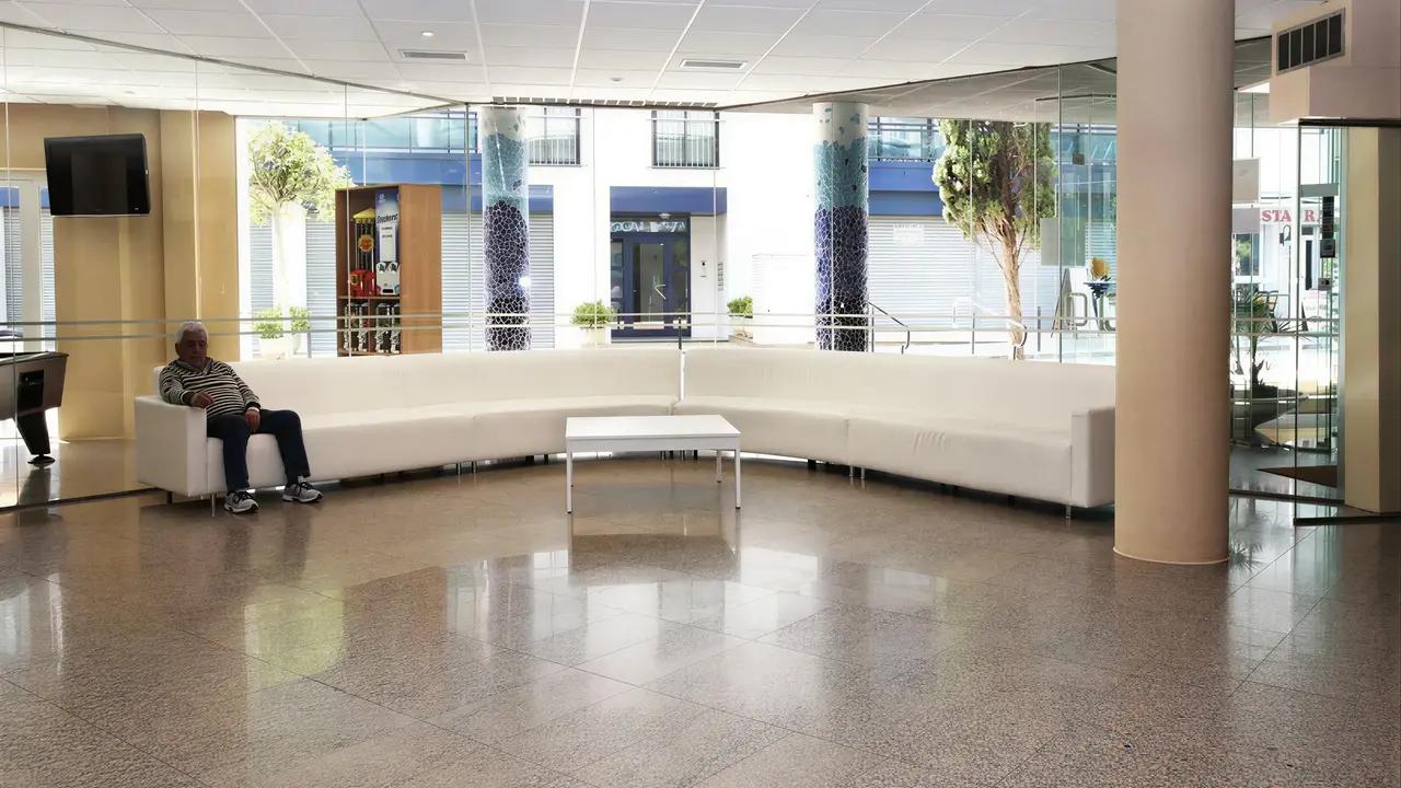 Wnętrze lobby w Don Juan Tossa z białymi sofami