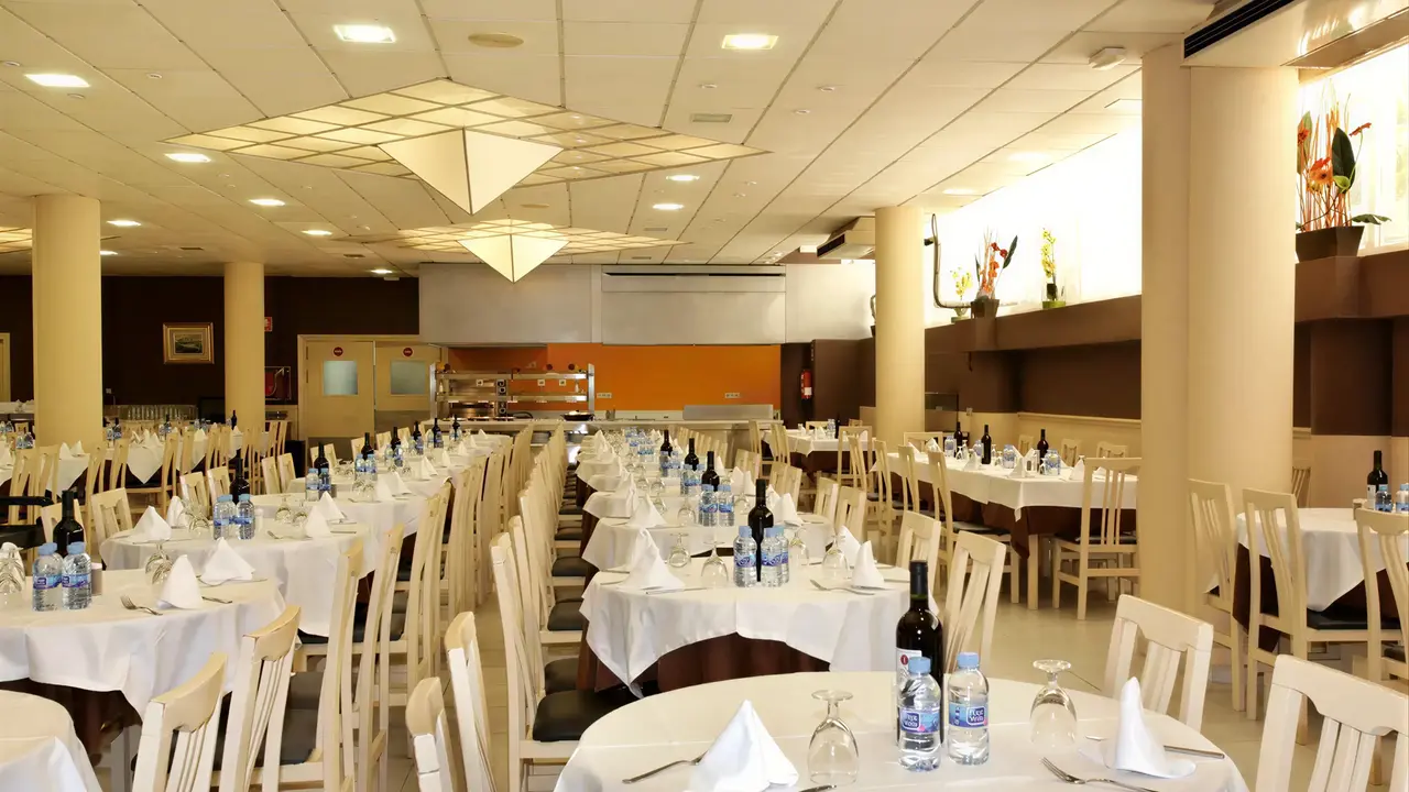 Restauracja z nakrytymi stołami w Don Juan Tossa