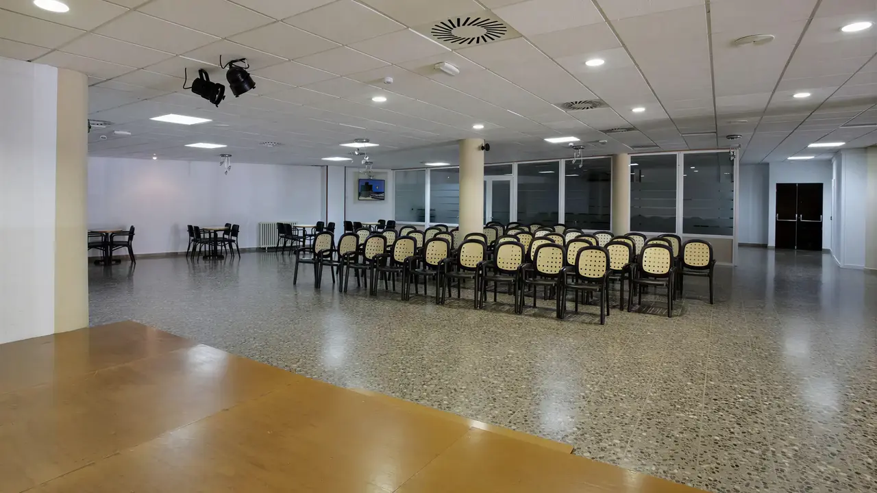Sala konferencyjna w Don Juan Tossa z rzędami krzeseł