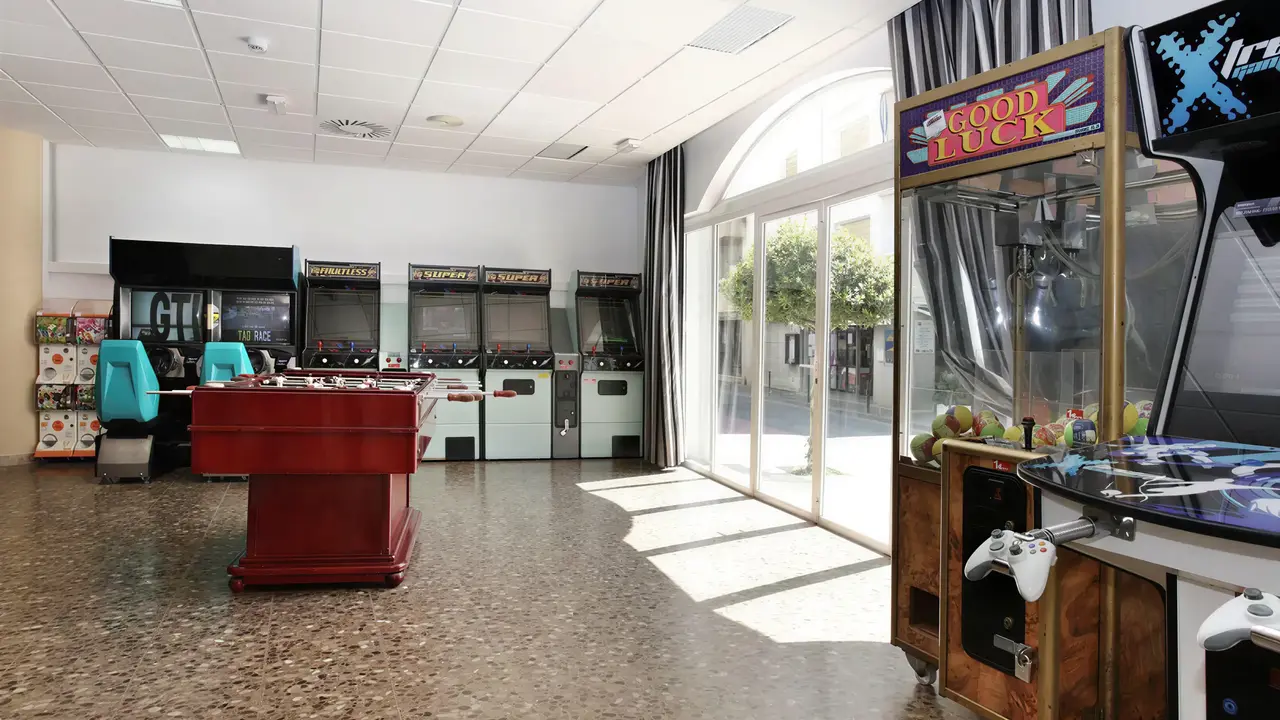 Sala gier w Don Juan Tossa z automatami