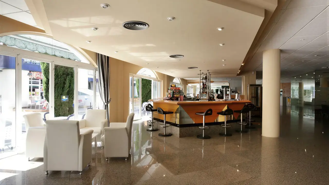 Bar z hokerami w hotelu Don Juan Tossa