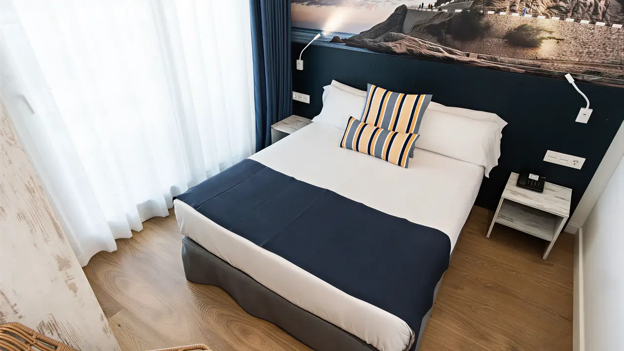 Pokój z łóżkiem w hotelu Don Juan Tossa