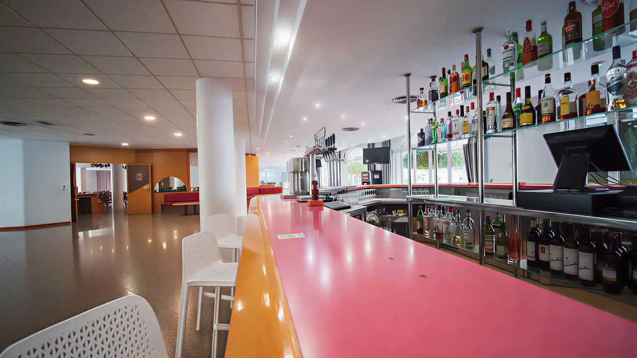 Nowoczesny bar z kolorowym blatem w Don Juan Tossa