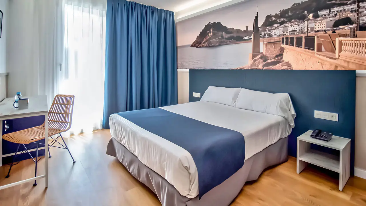 Pokój z łóżkiem w hotelu Don Juan Tossa