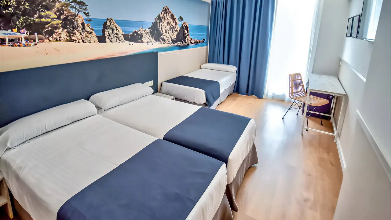 Pokój z łóżkami w hotelu Don Juan Tossa