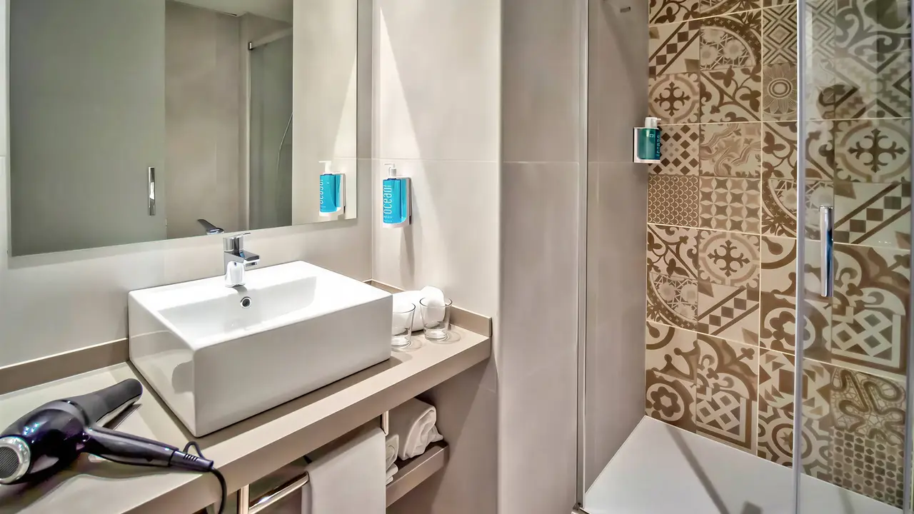 Nowoczesna łazienka w hotelu Don Juan Tossa
