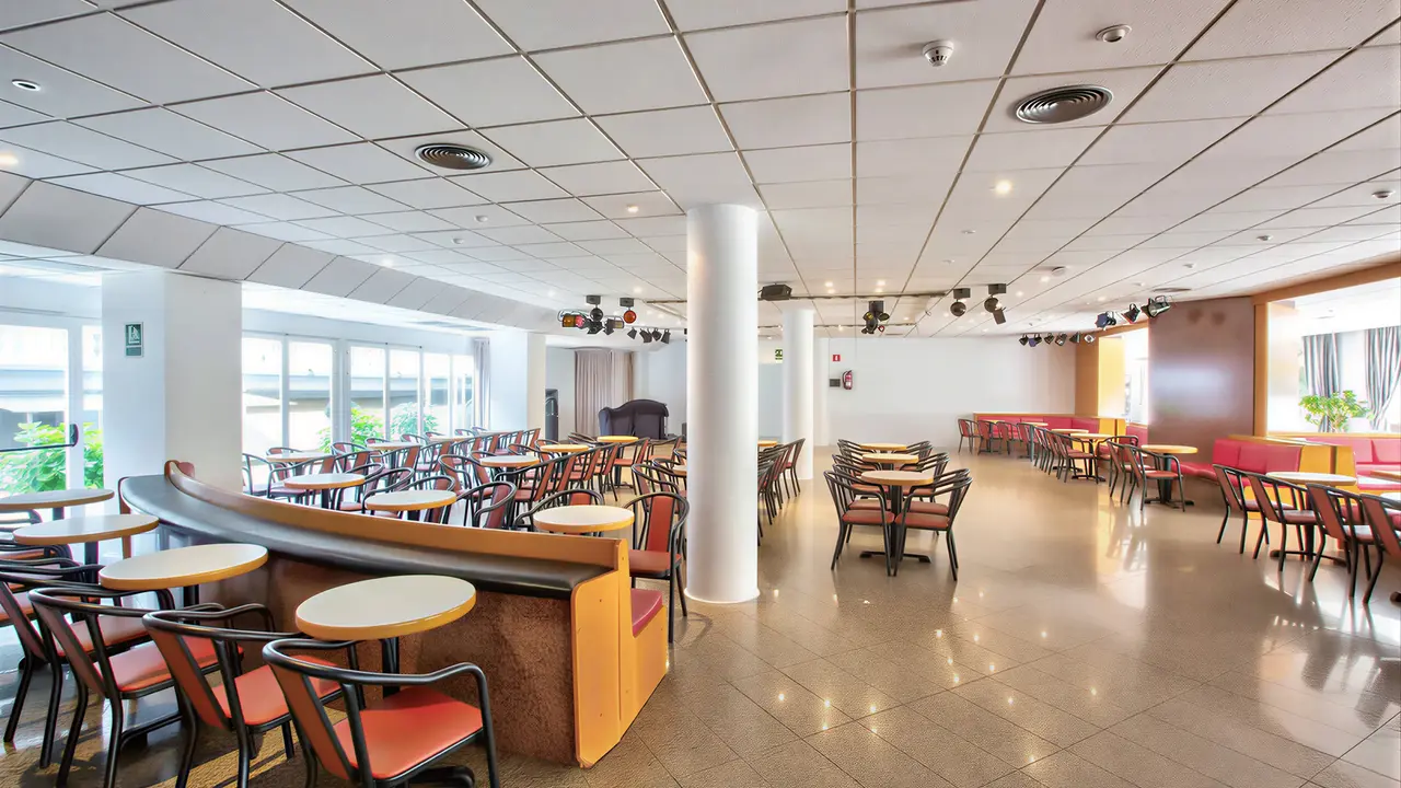 Restauracja w Don Juan Tossa z zestawami stolików i krzeseł