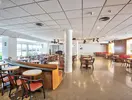 Restauracja w Don Juan Tossa z zestawami stolików i krzeseł