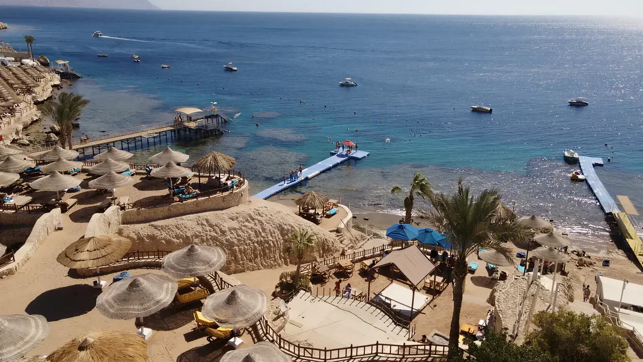 Widok na kompleks Doubletree by Hilton Sharks Bay oraz plażę