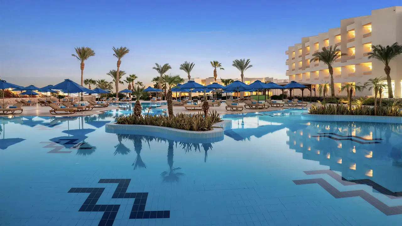Basen z leżakami w hotelu Doubletree by Hilton Sharks Bay