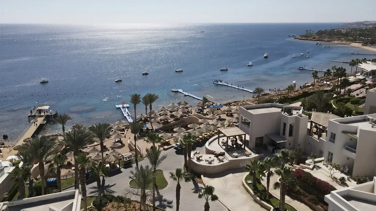 Widok na kompleks Doubletree by Hilton Sharks Bay i wybrzeże