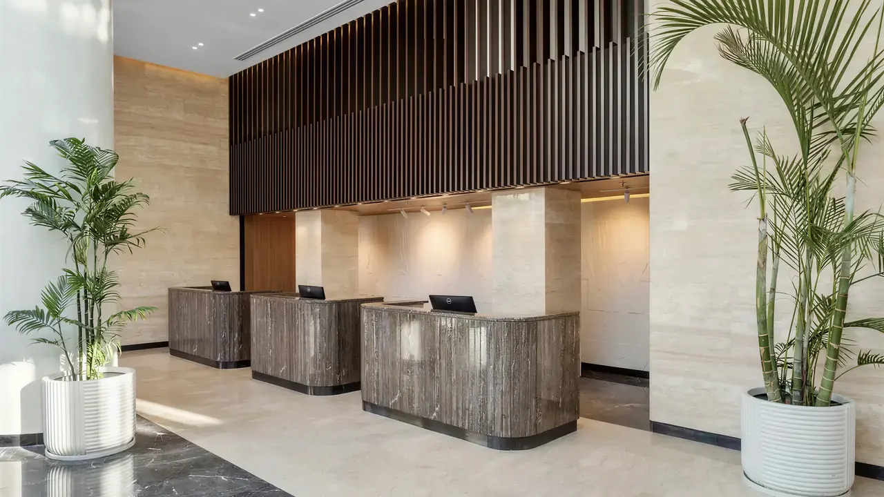 Recepcja w lobby hotelu Doubletree by Hilton Sharks Bay