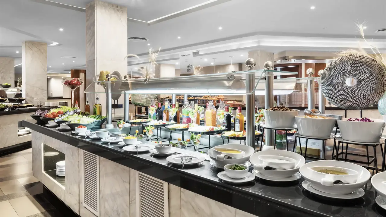 Bufet z jedzeniem w Doubletree by Hilton Sharks Bay