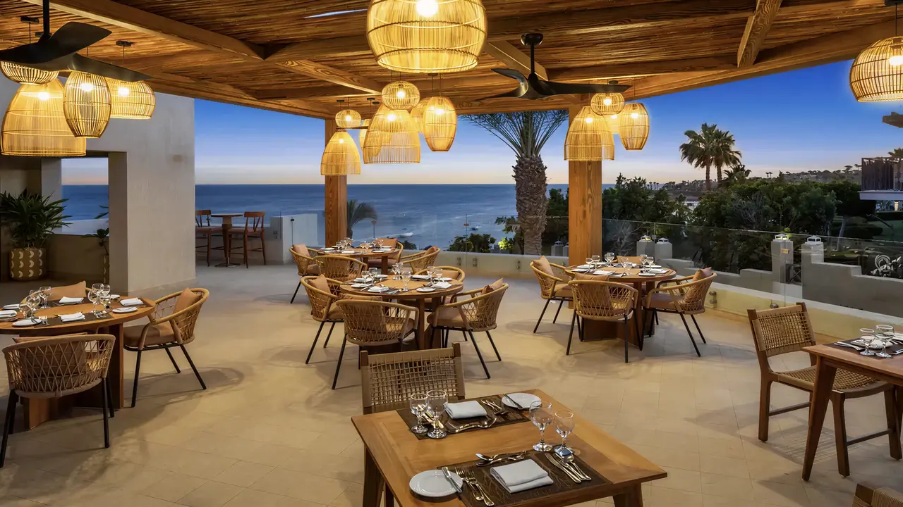 Restauracja w Doubletree by Hilton Sharks Bay z widokiem na morze
