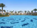 Basen w hotelu Doubletree by Hilton Sharks Bay z palmami