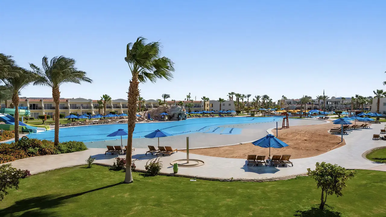 Widok na kompleks basenów w Doubletree by Hilton Sharks Bay