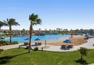 Widok na kompleks basenów w Doubletree by Hilton Sharks Bay