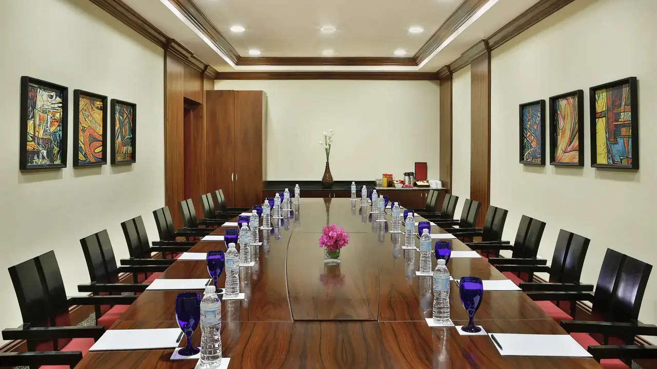 Sala konferencyjna w Doubletree by Hilton Sharks Bay z dużym stołem