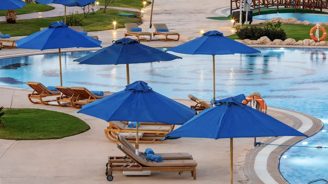 Basen z niebieskimi parasolami w Doubletree by Hilton Sharks Bay