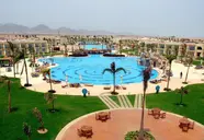 Widok na kompleks i baseny w Doubletree by Hilton Sharks Bay