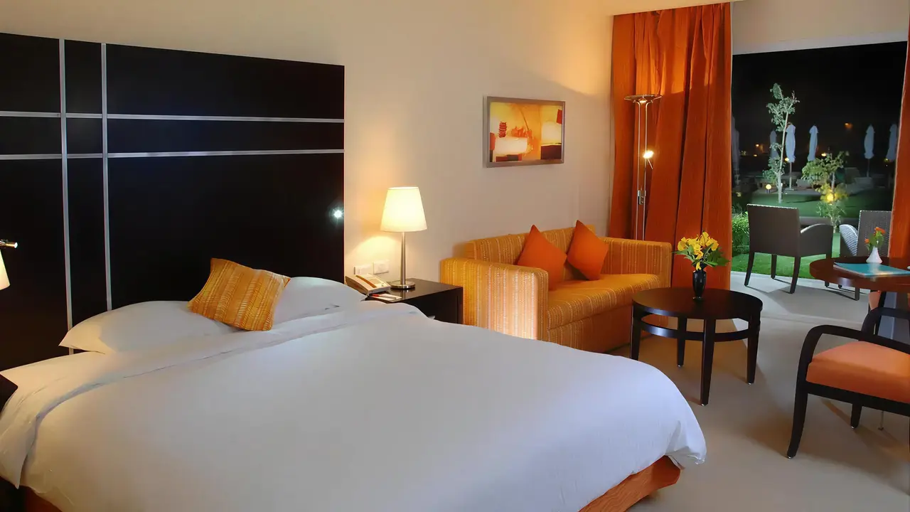 Wnętrze pokoju z łóżkiem w Doubletree by Hilton Sharks Bay
