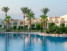 Basen i budynki w Doubletree by Hilton Sharks Bay