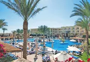 Widok na kompleks basenów w Doubletree by Hilton Sharks Bay