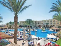 Widok na kompleks basenów w Doubletree by Hilton Sharks Bay